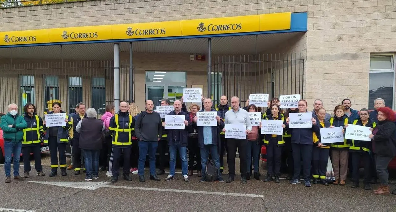 Concentraci&oacute;n ante la oficina de Correos de Mairena del Aljarafe. - CCOO