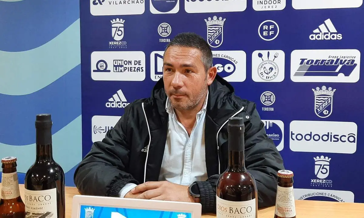 Juan Carlos G&oacute;mez, este domingo en la sala de prensa de Chap&iacute;n. - Viva Jerez