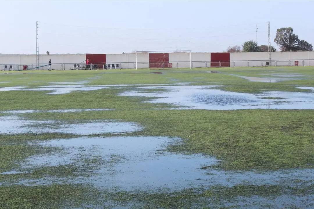 El Doro Stadium recibi&oacute; mucha agua durante la madrugada previa al partido - Ra&uacute;l J. Bustillos