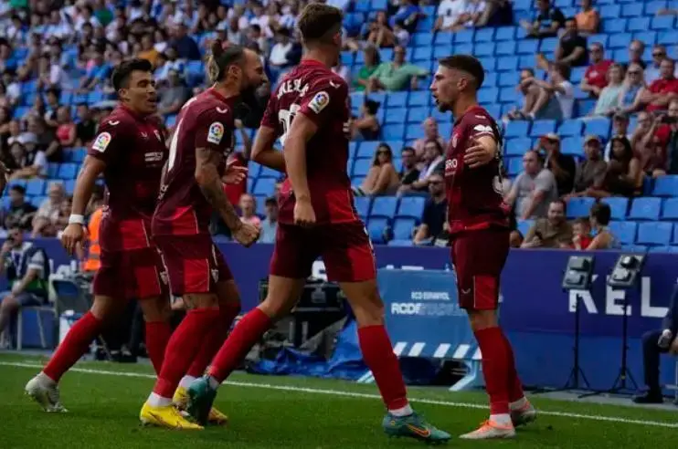 Jos&eacute; &Aacute;ngel Carmona, jugador del Sevilla, celebrando un gol. - EFE