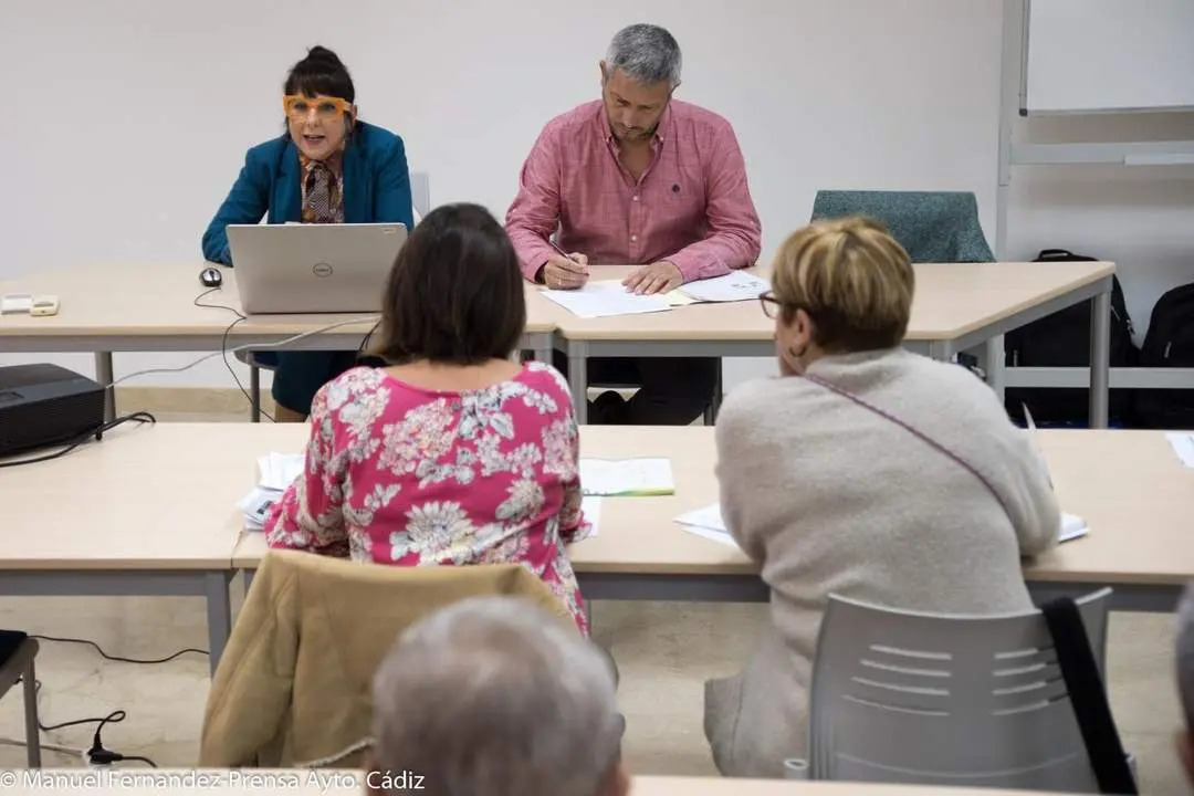 Los concejales Montemayor Mures y Carlos Paradas, en una reuni&oacute;n con emprendedores y empresarios para detallar los planes Comercio Vivo y Barajas Arriba. - VIVA
