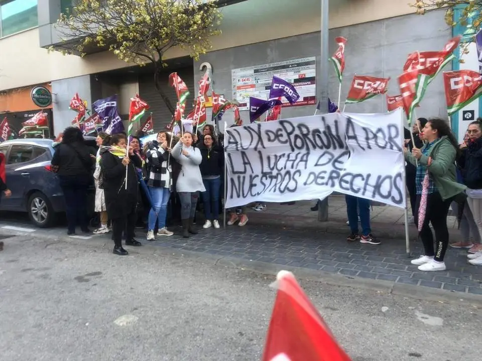 Concentraci&oacute;n para exigir el pago de los atrasos a las trabajadoras de la dependencia. - Europa Press