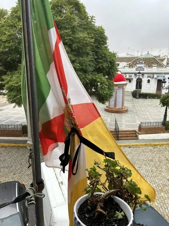 Cresp&oacute;n negro en la bandera de Manzanilla en el balc&oacute;n del Ayuntamiento. - VH