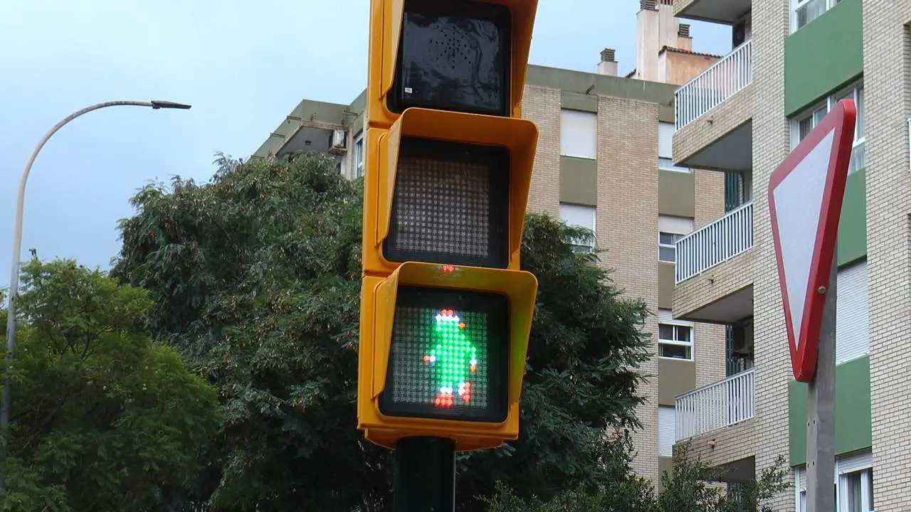 As&iacute; es la transformaci&oacute;n del sem&aacute;foro de Chiquito de la Calzada que felicita las navidades