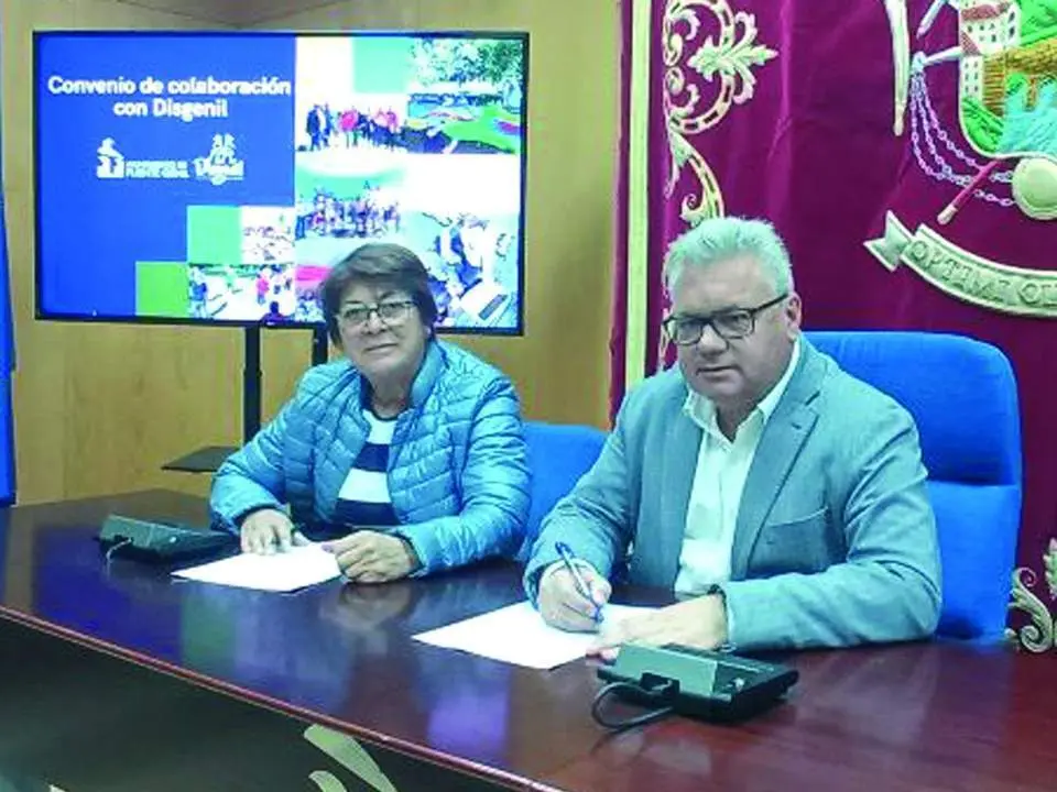 Acto de firma del convenio en la sal&oacute;n de plenos del Ayuntamiento. - 