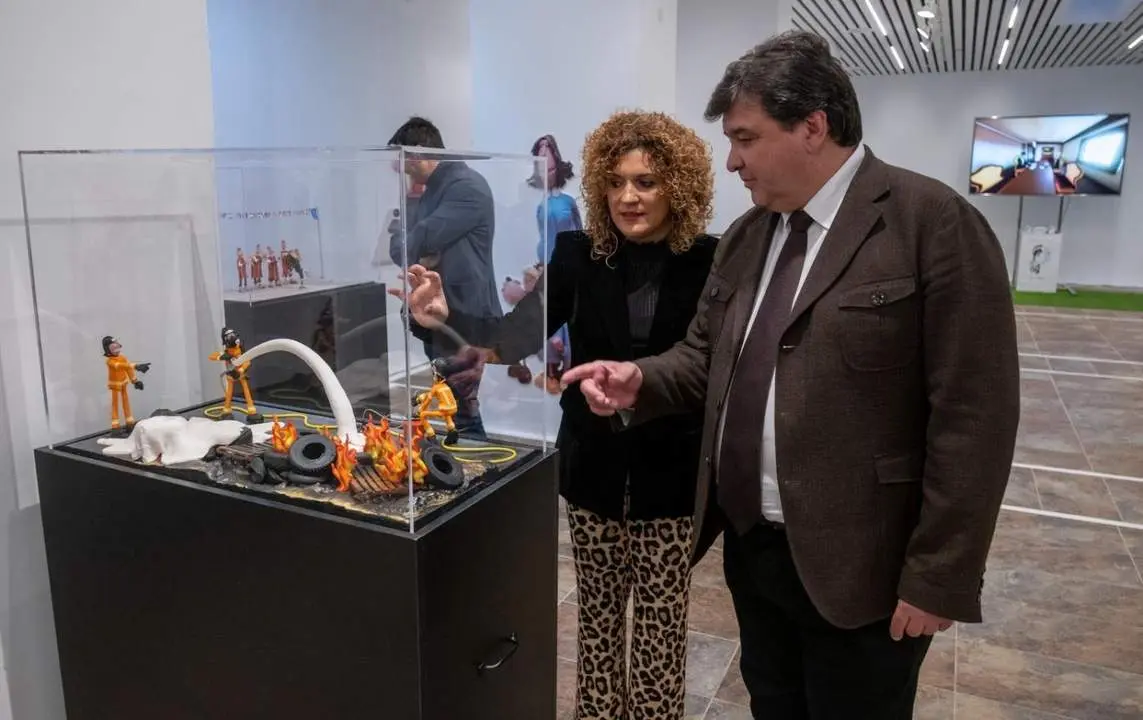 La presidenta de la Diputaci&oacute;n, Mar&iacute;a Eugenia Lim&oacute;n, y el alcalde de Huelva, Gabriel Cruz, visitan la exposici&oacute;n '200 a&ntilde;os construyendo provincia'. - VH