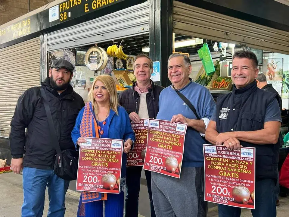 La alcaldesa de Jerez, Mamen S&aacute;nchez, con la Asociaci&oacute;n de Comerciantes Mercado de Abastos &lsquo;La Plaza&rsquo;, durante la presentaci&oacute;n de la campa&ntilde;a navide&ntilde;a. - VIVA