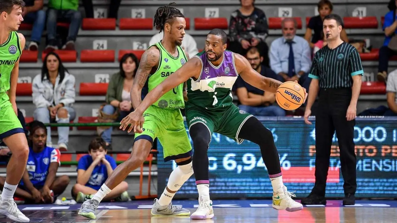 Will Thomas postea en el partido de ida ante el Sassari. - UNICAJA CB