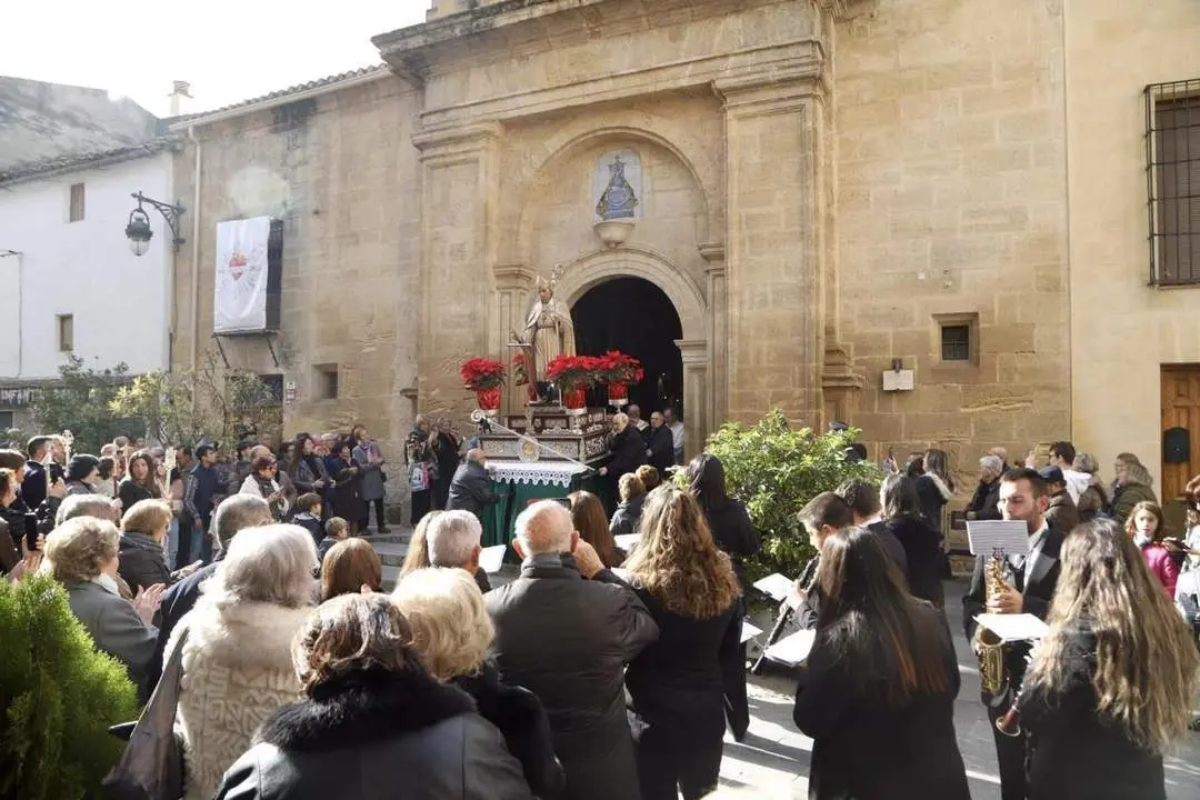 Salida de la imagen del patr&oacute;n de la iglesia de las Angustias.  - 