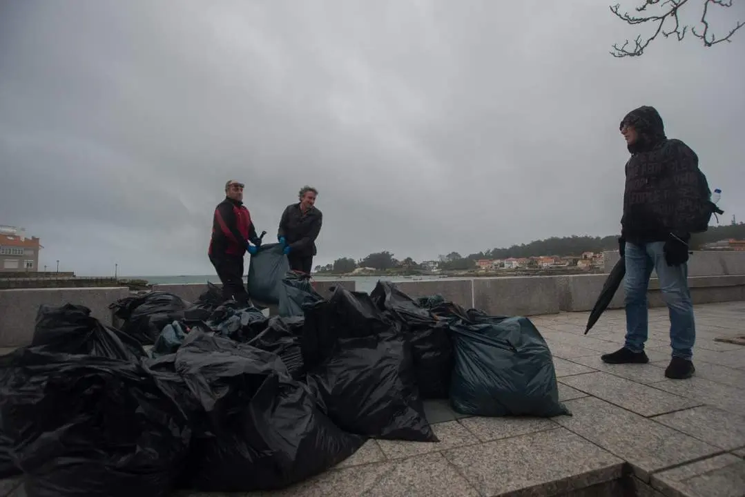 Varias bolsas con los restos de chapapote. - Europa press