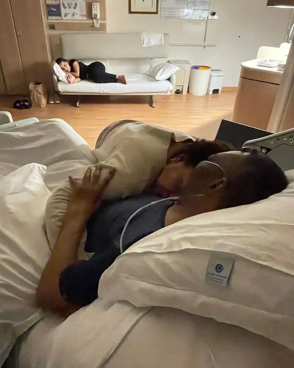 Pel&eacute;, abrazo por una de sus hijas en el hospital. - Kely Nascimento