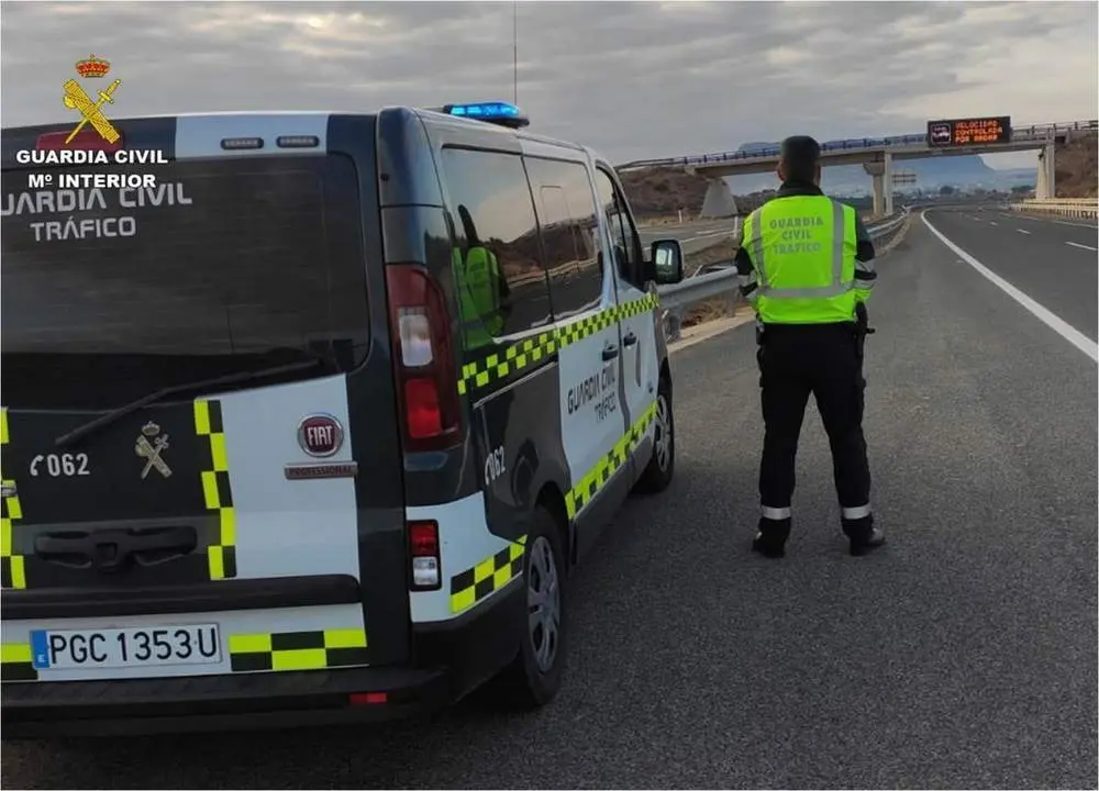 Un control de la Guardia Civil de Tr&aacute;fico - EP