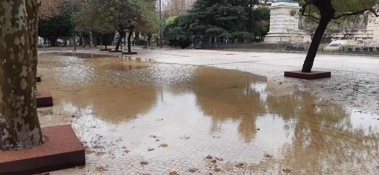 Balsas de agua frente al monumento de la Constituci&oacute;n de 1812 en la reci&eacute;n remodelada Plaza de Espa&ntilde;a de C&aacute;diz. - Twitter @CadizAbandonada 