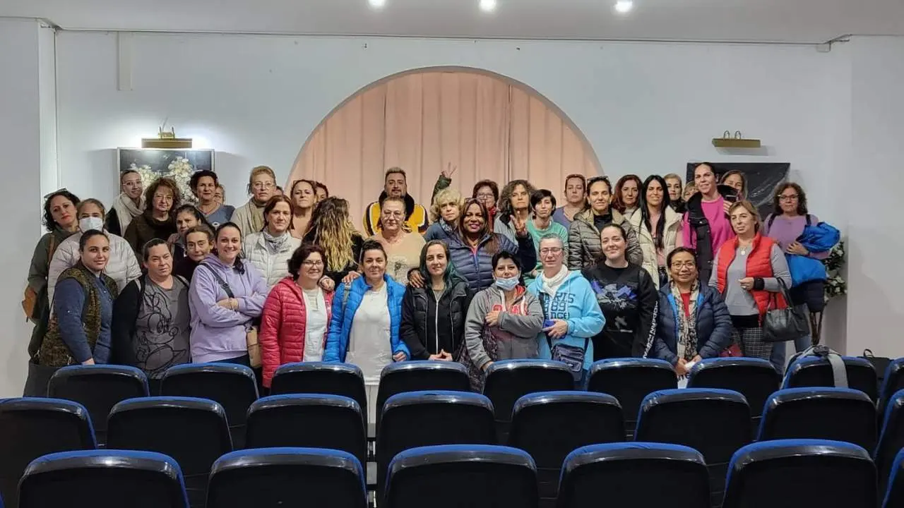 Trabajadoras del Servicio de Ayuda a Domicilio durante la asamblea. - A.I.
