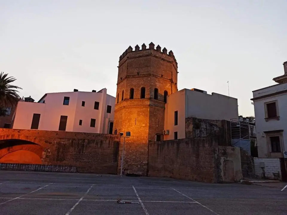 Aparcamiento de la calle Santander con la Torre de la Plata al fondo. - EP 