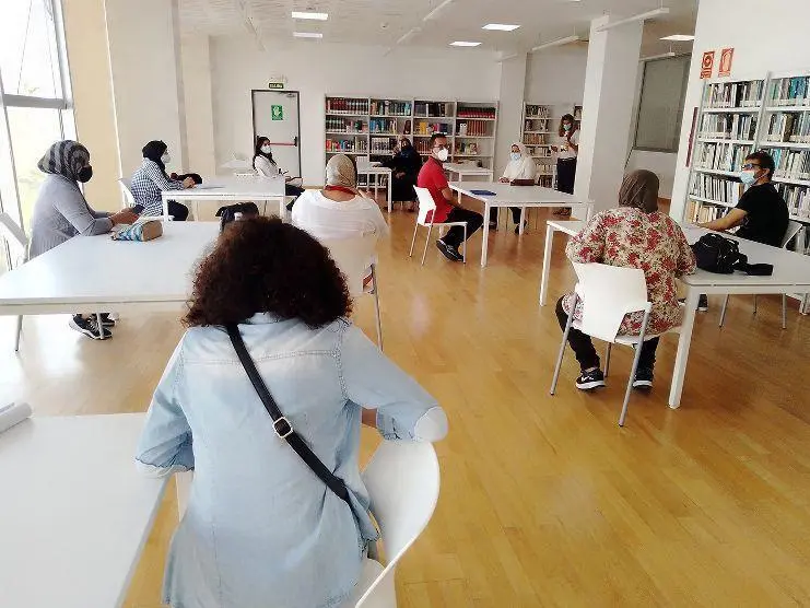 Alumnado del curso de M&aacute;rgenes y V&iacute;nculos, en la biblioteca de Algeciras. - AI
