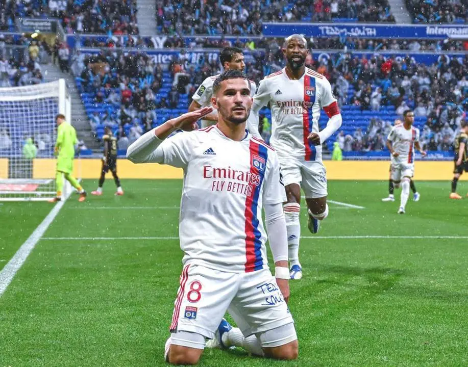 El centrocampista del Olympique de Lyon, Houssem Aouar, celebra un gol en la Ligue 1 esta temporada. - ol