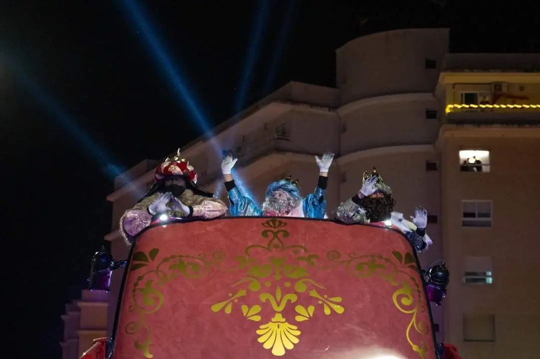 Los Reyes Magos en un autob&uacute;s descapatoble en San Fernando. - Ayuntamiento