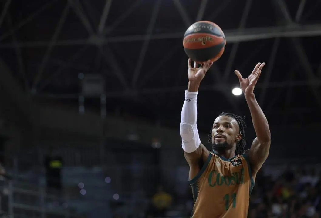 Shannon Evans, base estadounidense del Betis, encesta un tiro libre. - EFE