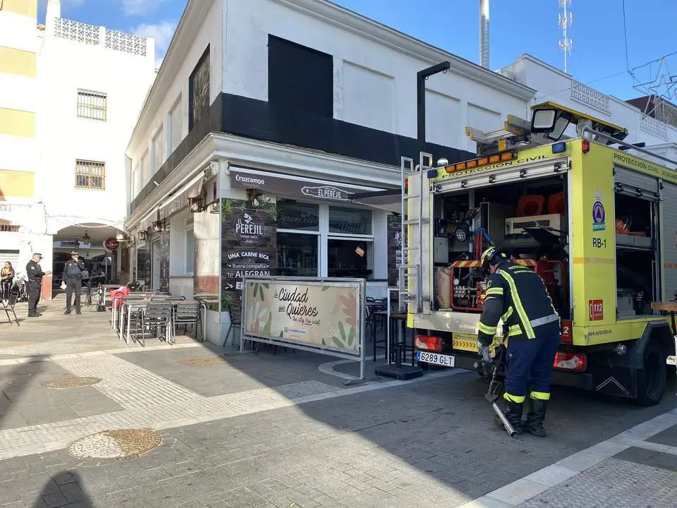 Desalojan un restaurante de Rota a causa de un incendio en la cocina