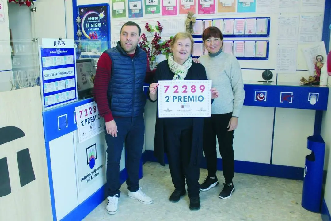 Mar&iacute;a Dolores Rodr&iacute;guez Gal&aacute;n, portando el n&uacute;mero agraciado en Bonanza - Ra&uacute;l J. Bustillos