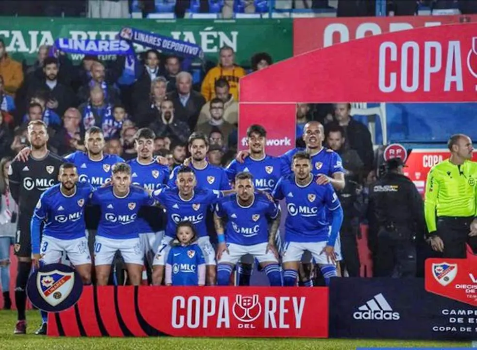 Lolo Gonz&aacute;lez -el primero por arriba y por derecha- ante el Sevilla    - LD