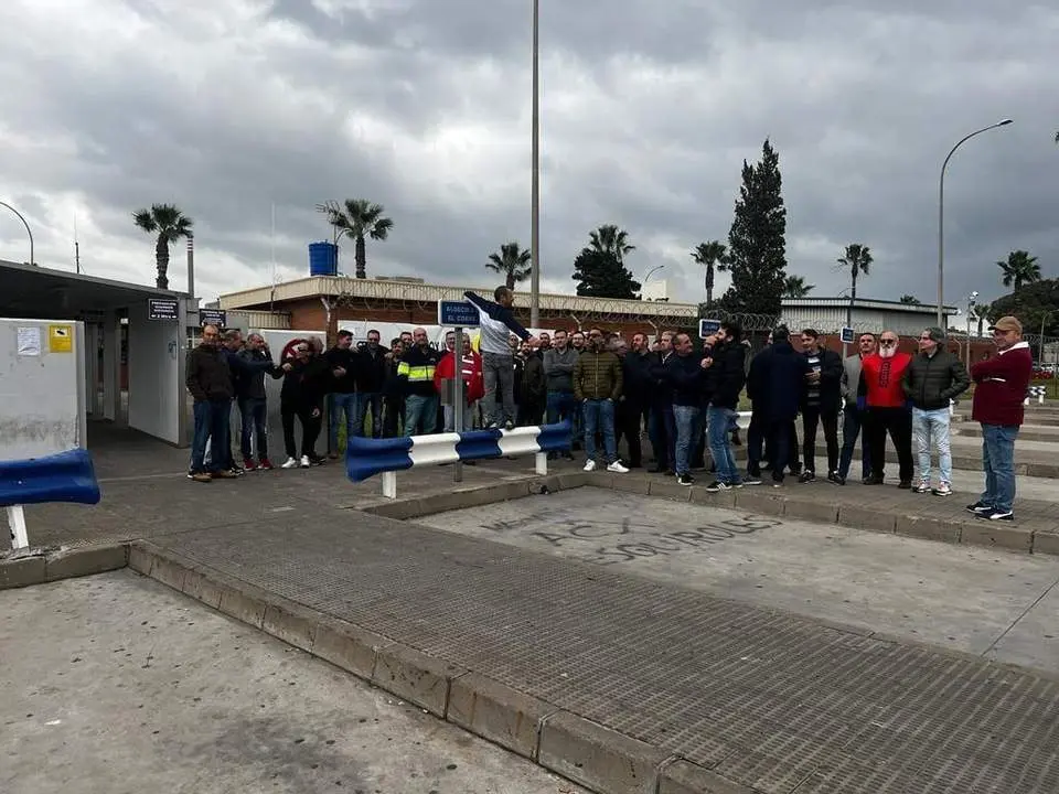 Concentraci&oacute;n de Phoenix la pasada semana ante la planta de Acerinox. - A. I.