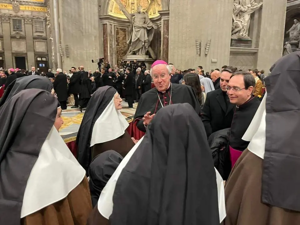 Monse&ntilde;or Saiz conversa con las Hermanas de la Cruz. - EP
