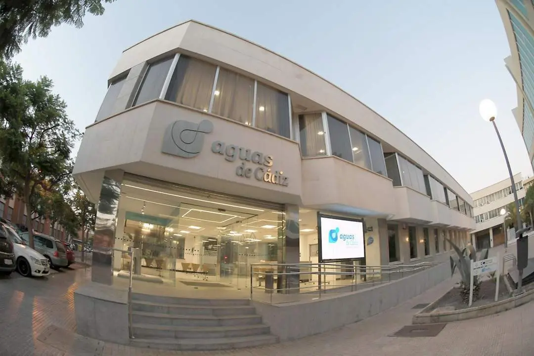 Fachada de la sede de Aguas de C&aacute;diz. - Viva C&aacute;diz