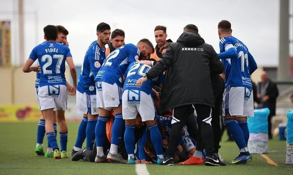 El Xerez CD celebra uno de los goles en Puente Genil. - Cristo Garc&iacute;a