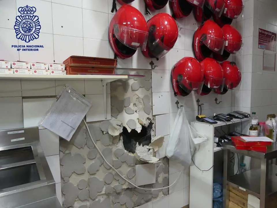 Agujero hecho en la pizzer&iacute;a desde el portal de al lado. - VH