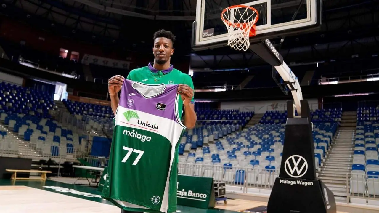 Yankuba Sima posa con el '77' del Unicaja. - UNICAJA CB PHOTOPRESS
