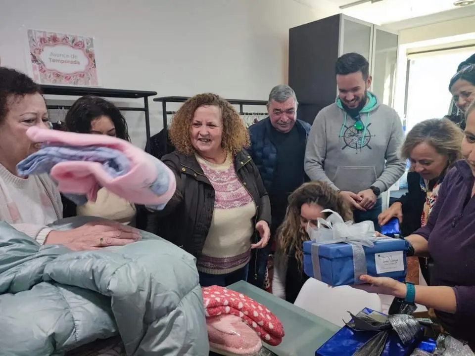 Entrega del &Aacute;rbol de los Regalos'. - Barriento