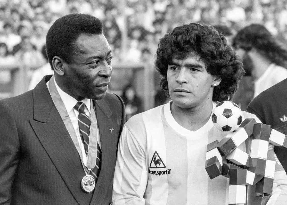Pel&eacute; junto a Maradona en un partido de Italia 90. - EFE