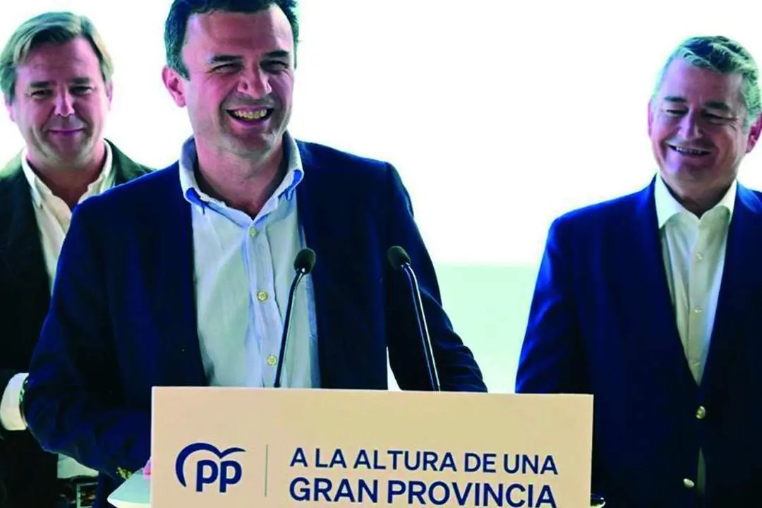Bruno Garc&iacute;a, con el consejero Antonio Sanz y el n&uacute;mero dos del PP-A. - VIVA