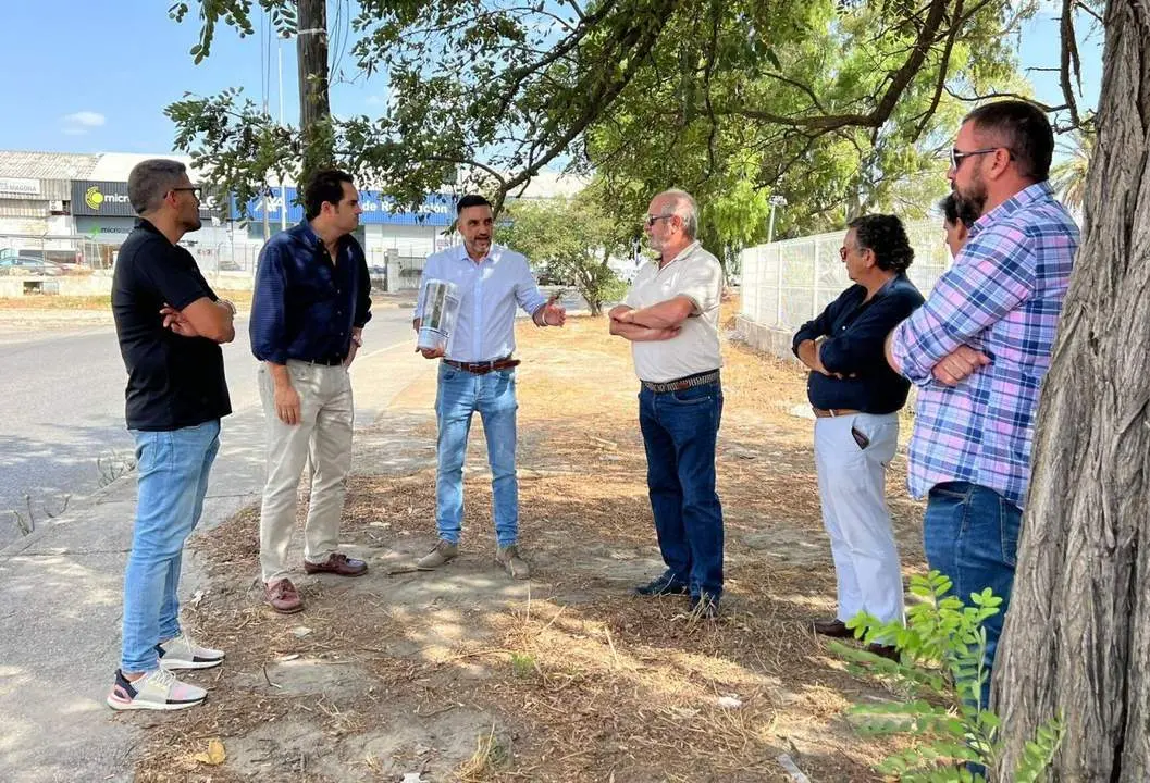 D&iacute;az reunido con varios empresarios del pol&iacute;gono explic&aacute;ndoles el proyecto - jerez.es
