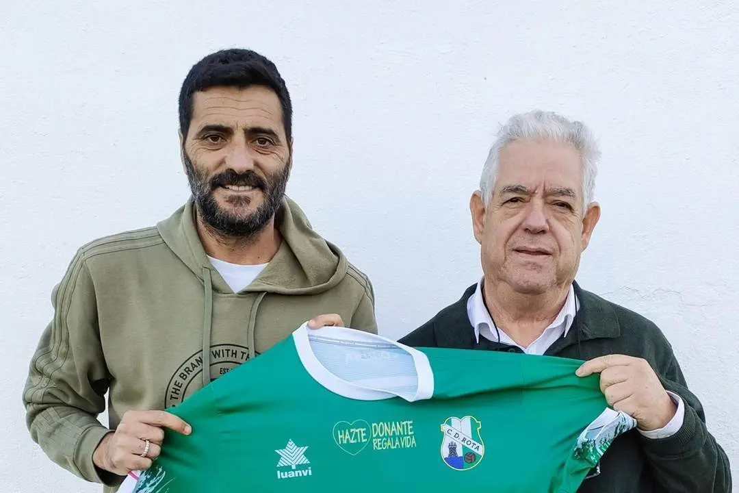 G&uuml;iza con la nueva camiseta que lucir&aacute; - CD Rota