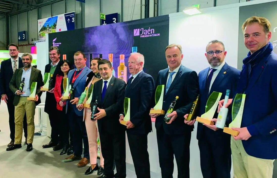 Reyes con los productores tras el reconocimiento. - Viva Ja&eacute;n.