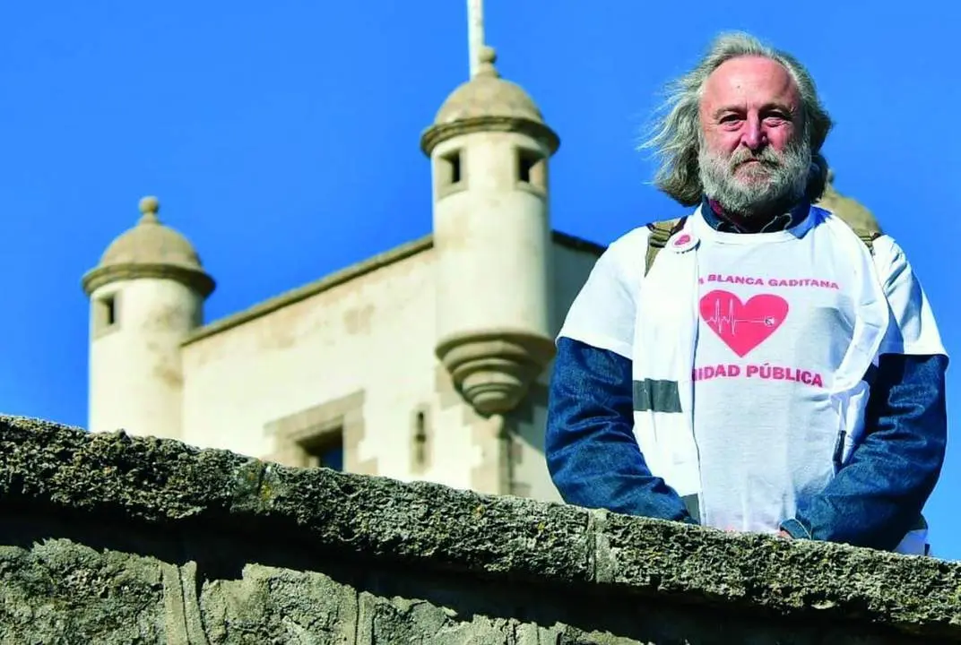 El portavoz de Marea Blanca Gaditana, Antonio Vergara, antes de iniciar la manifestaci&oacute;n en C&aacute;diz el s&aacute;bado pasado. - Eulogio Garc&iacute;a