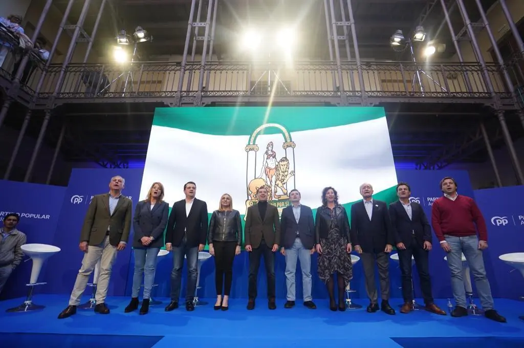 Juanma Moreno, con los candidatos del PP a las capitales. - VIVA