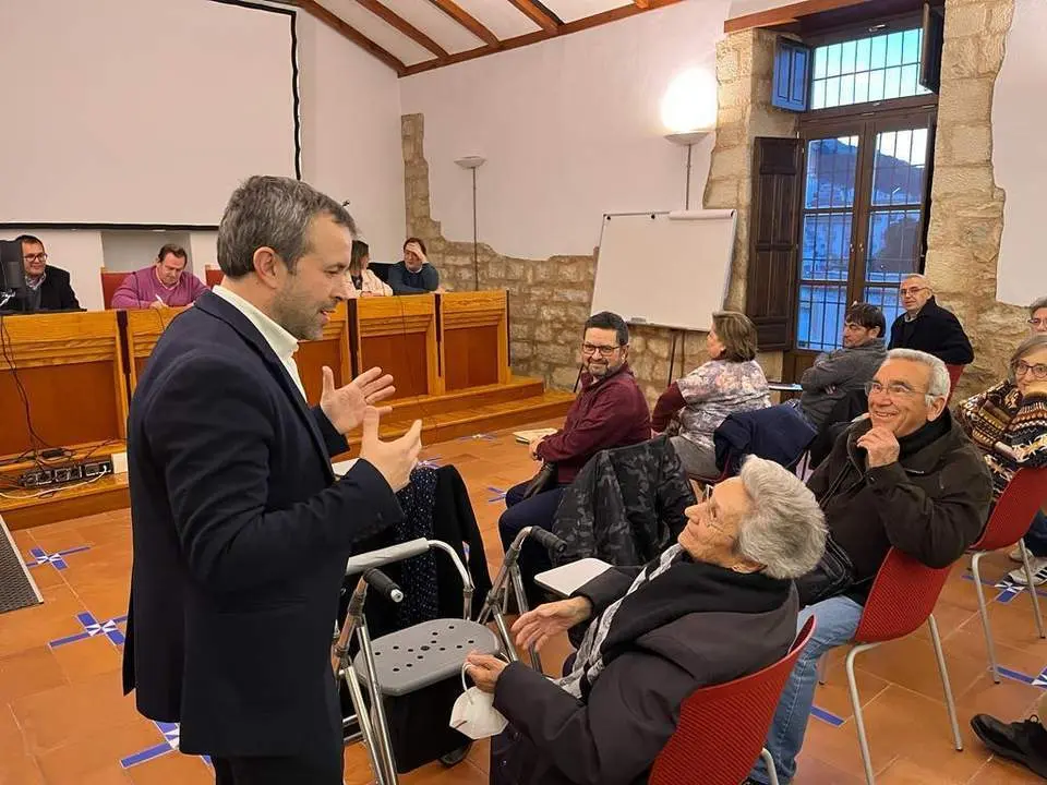 Julio Mill&aacute;n explica el proyecto a una vecina. - Viva Ja&eacute;n