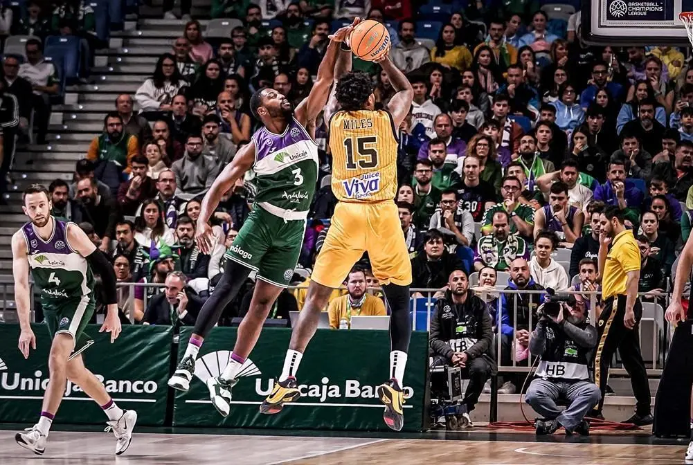  Melvin Ejim le coloca un tap&oacute;n a Isaiah Miles, de los mejores del AEK - BCL