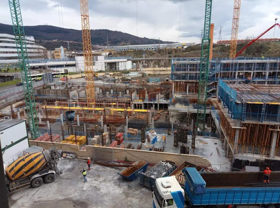 Trabajadores en una obra de construcci&oacute;n de viviendas. - Europa Press