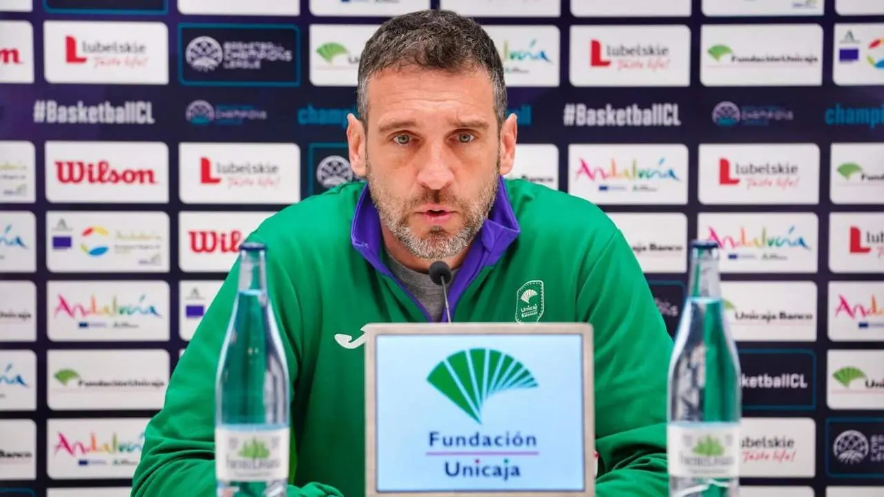 Ibon Navarro, en rueda de prensa. - UNICAJA CB
