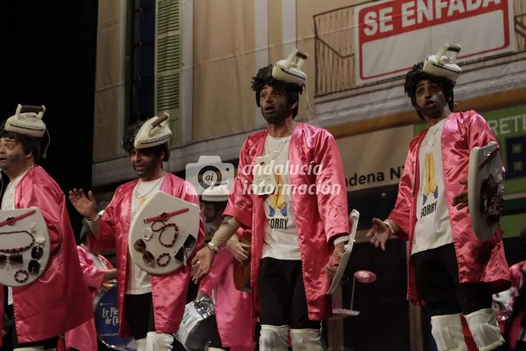 La chirigota 'Sin perd&oacute;n' durante su actuaci&oacute;n. - Javi Caravaca