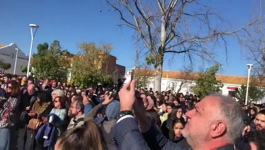 Emotivo y doloroso minuto de silencio en Huelva por Andrea, Sara y Daniel