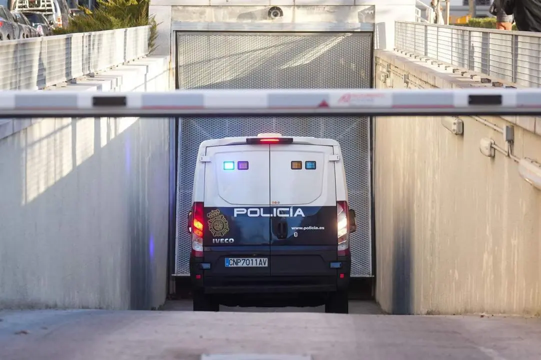 El furg&oacute;n policial que traslada a Yassine Kanjaa, a su llegada. - EFE