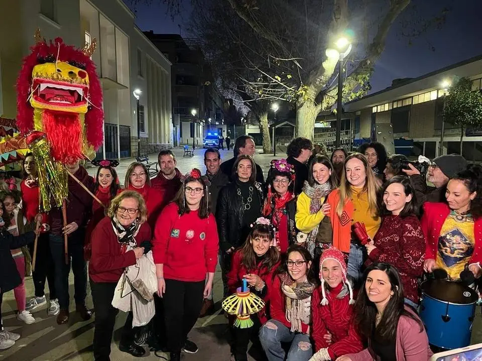 La Escuela de Idiomas &lsquo;Xauen&rsquo;celebra el A&ntilde;o Nuevo Chino sacando a la calle a una dragona