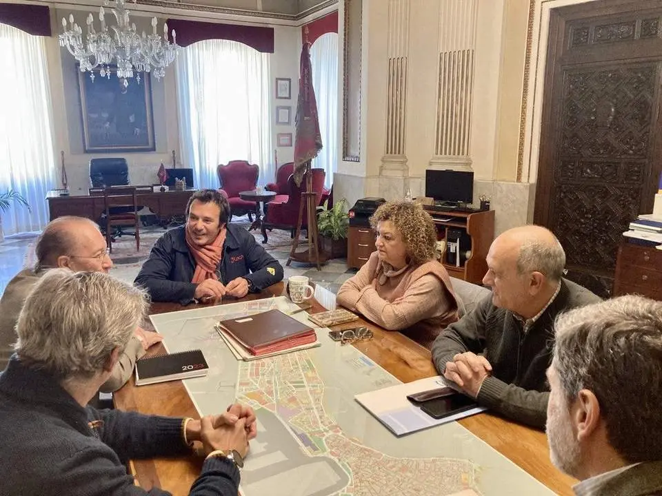 El alcalde, con representantes de Grupo Q. - VIVA