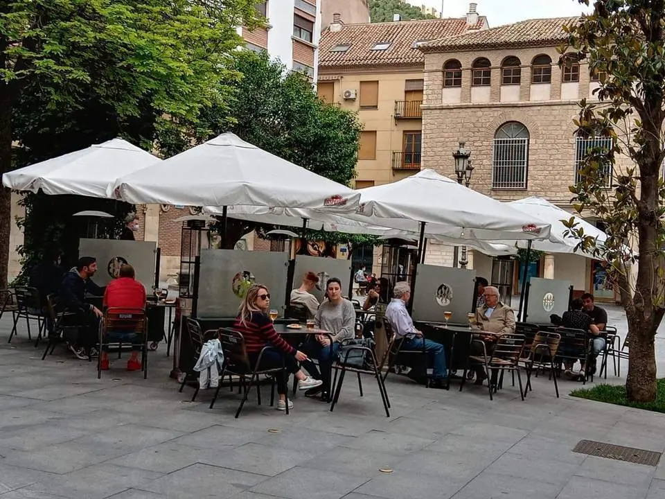 Terraza en De&aacute;n Mazas en imagen de archivo. - Viva Ja&eacute;n.